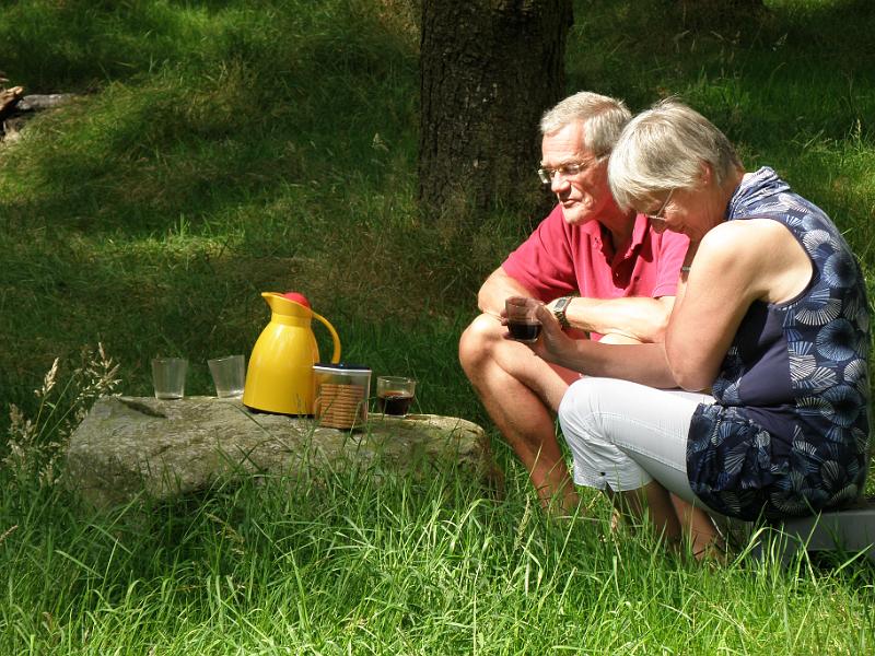 20100815e en wie zaten daar koffie te drinken.JPG